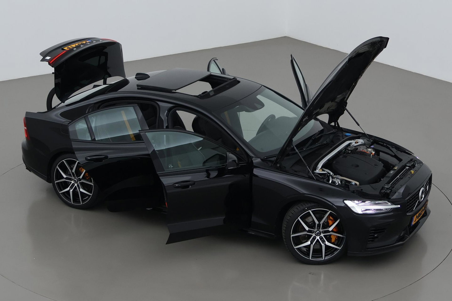 Volvo S60 T8 AWD Polestar Engineered | Schuif-/kanteldak | 20 inch | Bowers & Wilkins | Head-Up | 360 Camera | Stoel+Stuurverwarming