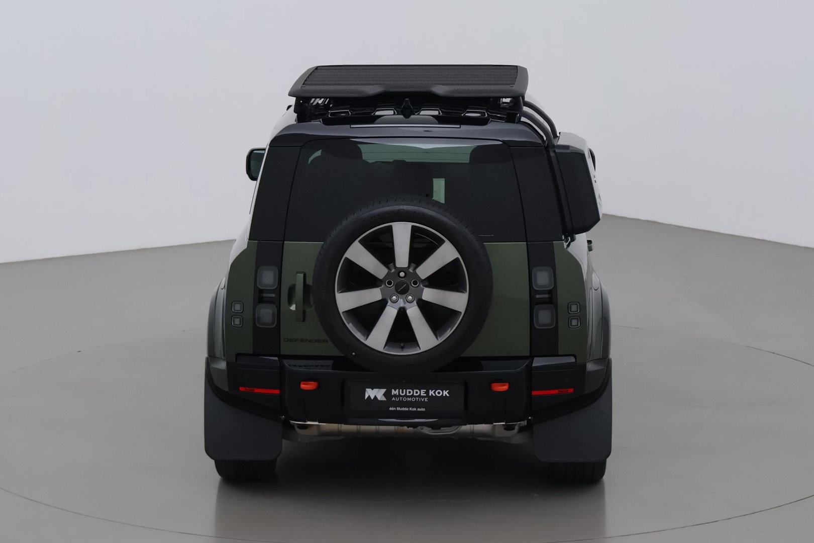 Land Rover Defender 2.0 P300e 110 X | FACELIFT | Explorer Pack | ClearSight | Meridian Surround | Trekhaak | Luchtvering | Koelbox | Panoramadak