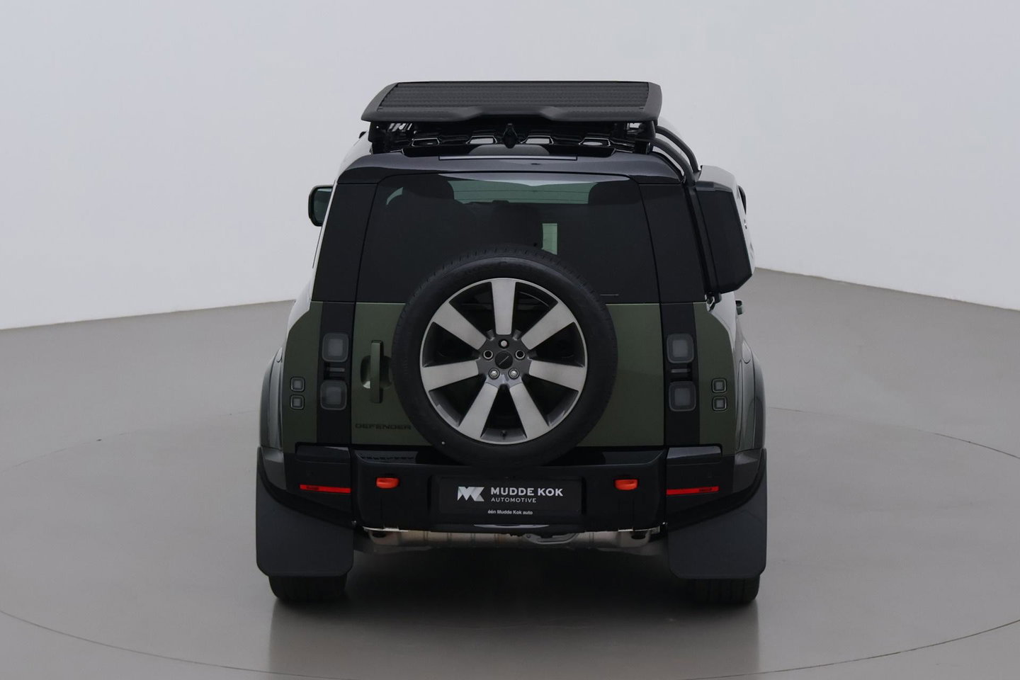 Land Rover Defender 2.0 P300e 110 X | FACELIFT | Explorer Pack | ClearSight | Meridian Surround | Trekhaak | Luchtvering | Koelbox | Panoramadak