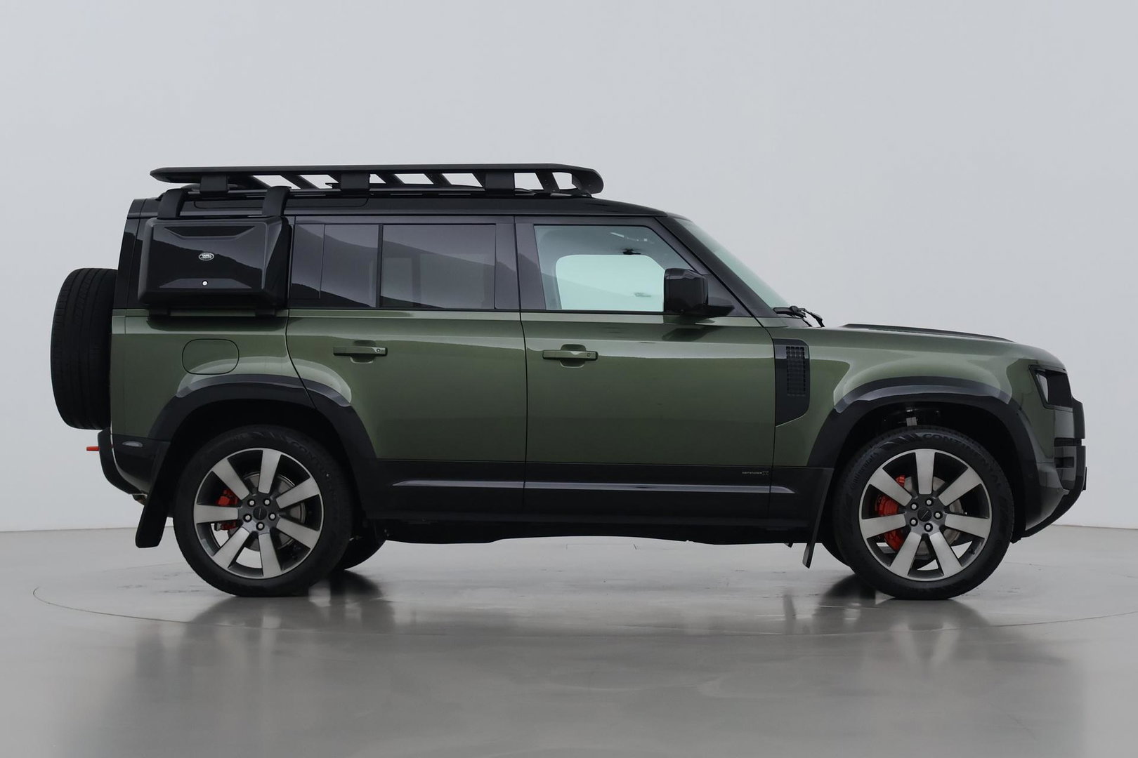 Land Rover Defender 2.0 P300e 110 X | FACELIFT | Explorer Pack | ClearSight | Meridian Surround | Trekhaak | Luchtvering | Koelbox | Panoramadak