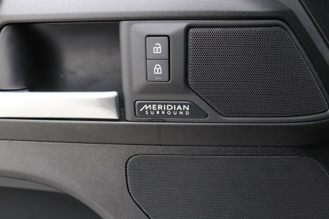 Land Rover Defender 2.0 P300e 110 X | FACELIFT | Explorer Pack | ClearSight | Meridian Surround | Trekhaak | Luchtvering | Koelbox | Panoramadak