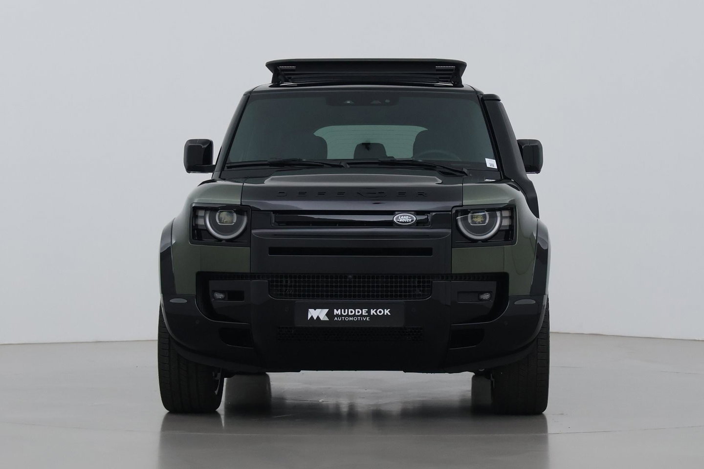 Land Rover Defender 2.0 P300e 110 X | FACELIFT | Explorer Pack | ClearSight | Meridian Surround | Trekhaak | Luchtvering | Koelbox | Panoramadak
