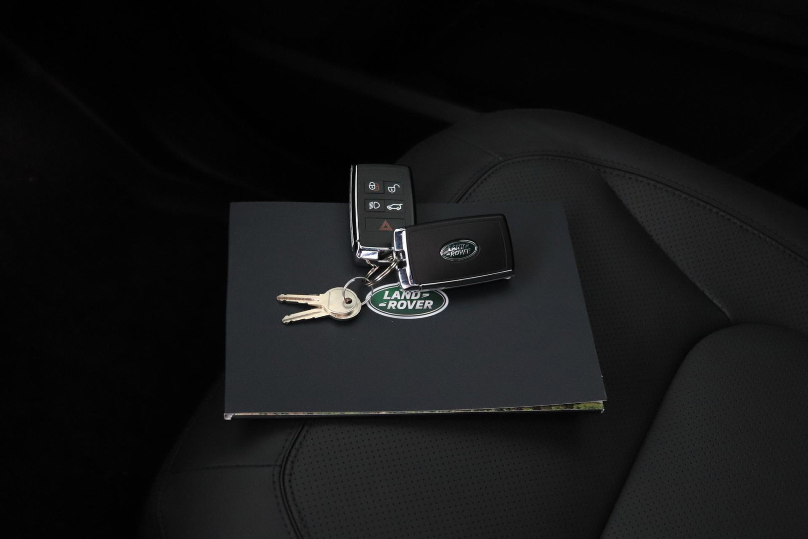 Land Rover Defender 2.0 P300e 110 X | FACELIFT | Explorer Pack | ClearSight | Meridian Surround | Trekhaak | Luchtvering | Koelbox | Panoramadak