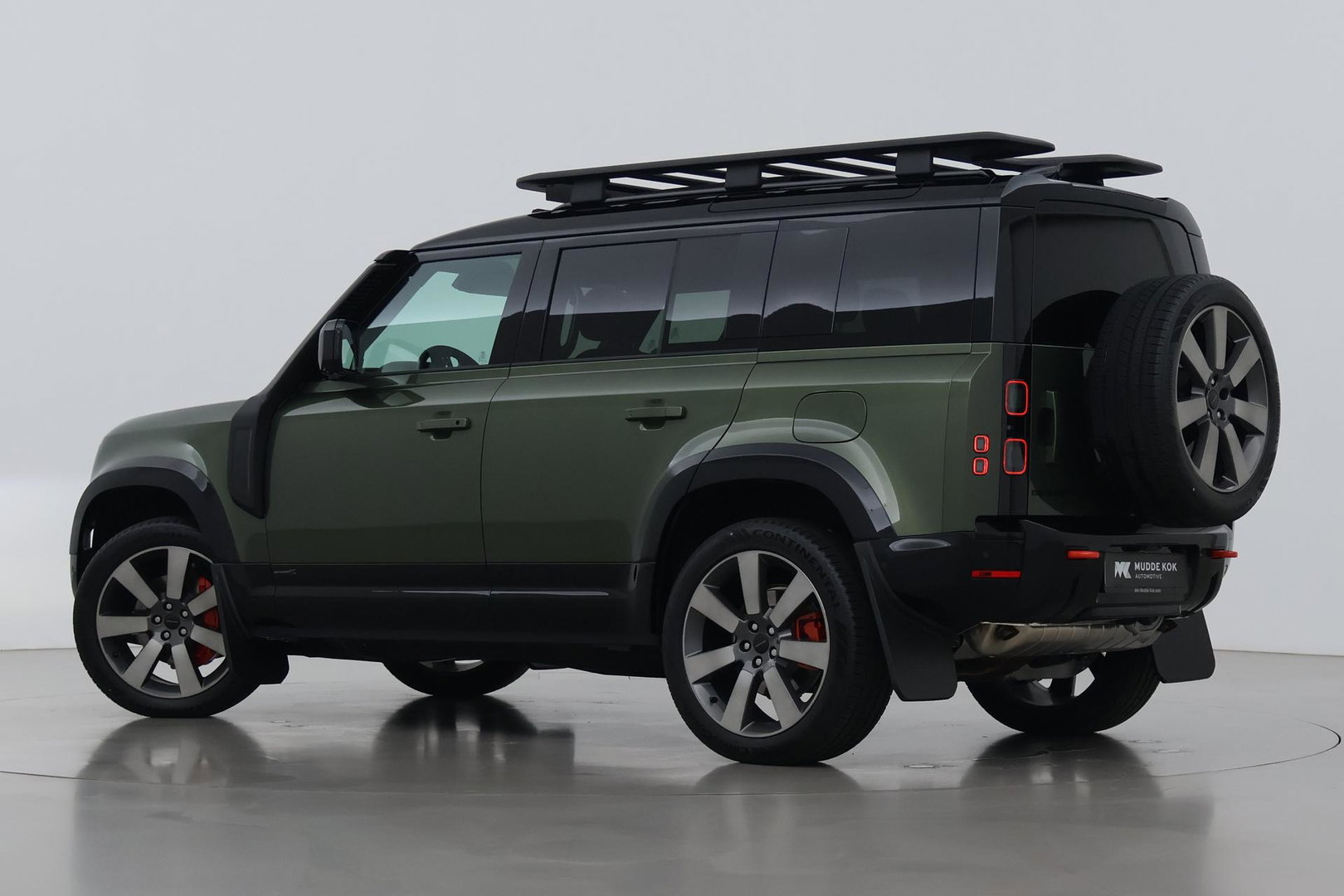 Land Rover Defender 2.0 P300e 110 X | FACELIFT | Explorer Pack | ClearSight | Meridian Surround | Trekhaak | Luchtvering | Koelbox | Panoramadak