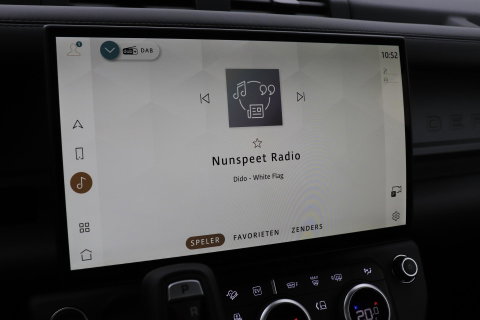 Land Rover Defender 2.0 P300e 110 X | FACELIFT | Explorer Pack | ClearSight | Meridian Surround | Trekhaak | Luchtvering | Koelbox | Panoramadak