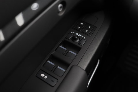 Land Rover Defender 2.0 P300e 110 X | FACELIFT | Explorer Pack | ClearSight | Meridian Surround | Trekhaak | Luchtvering | Koelbox | Panoramadak