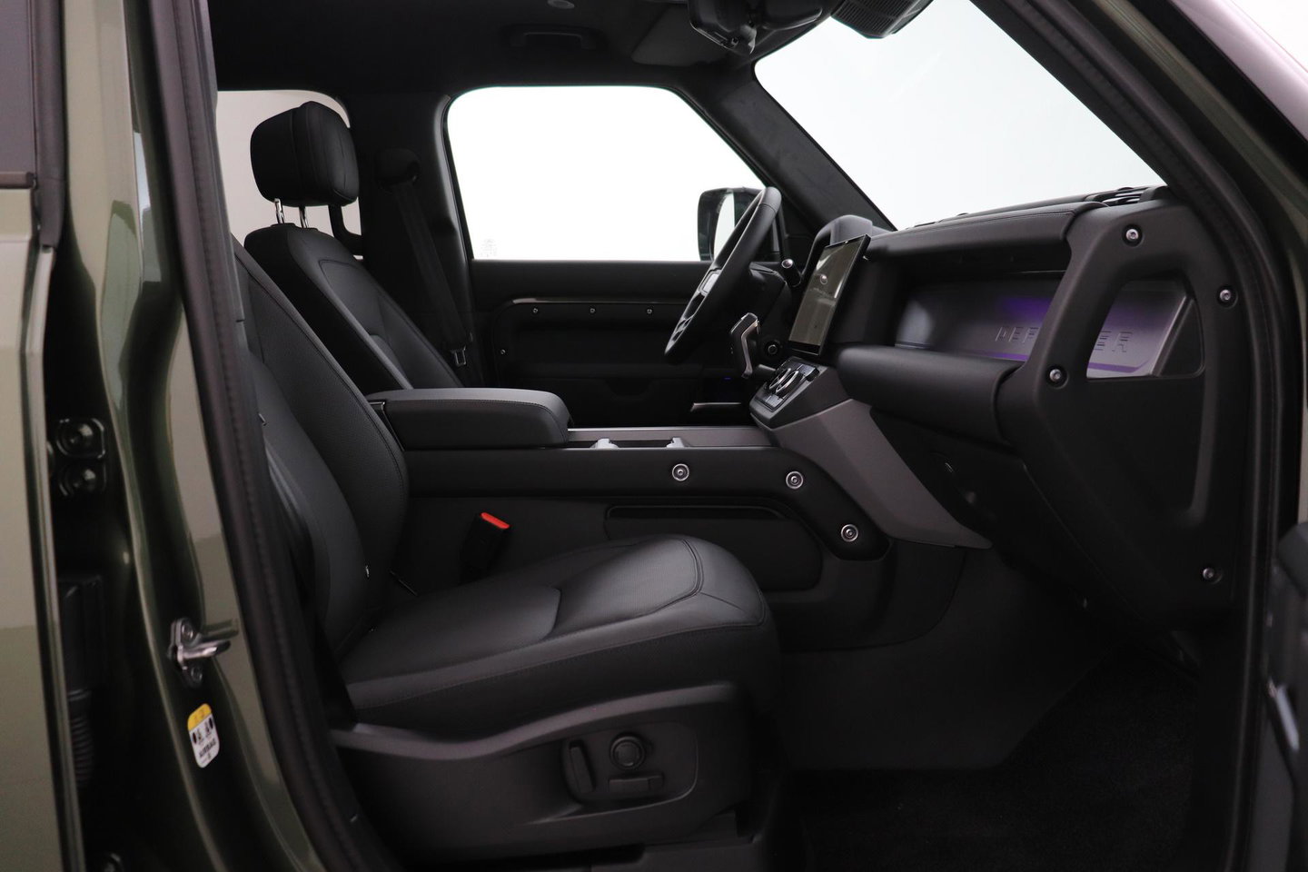 Land Rover Defender 2.0 P300e 110 X | FACELIFT | Explorer Pack | ClearSight | Meridian Surround | Trekhaak | Luchtvering | Koelbox | Panoramadak
