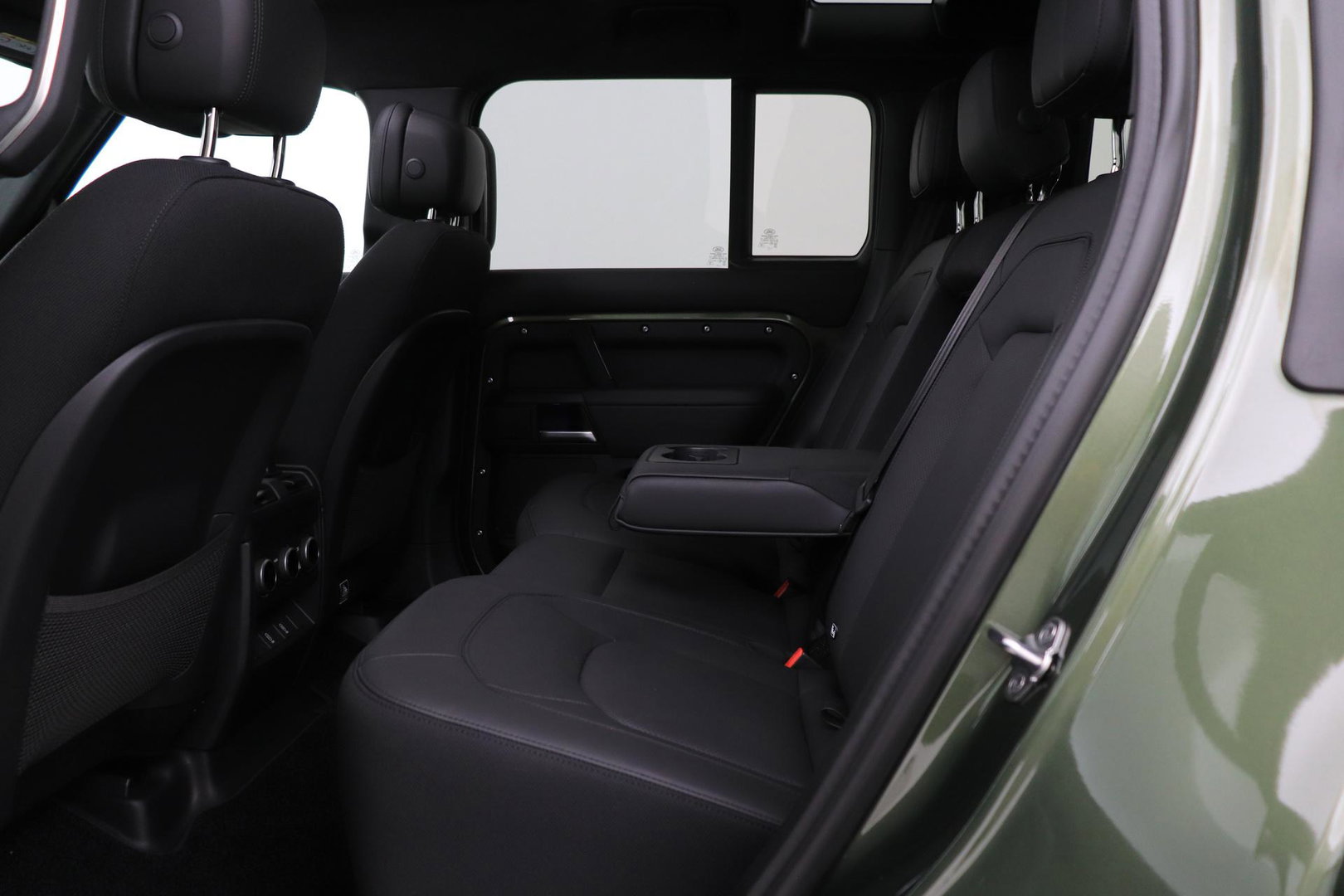 Land Rover Defender 2.0 P300e 110 X | FACELIFT | Explorer Pack | ClearSight | Meridian Surround | Trekhaak | Luchtvering | Koelbox | Panoramadak