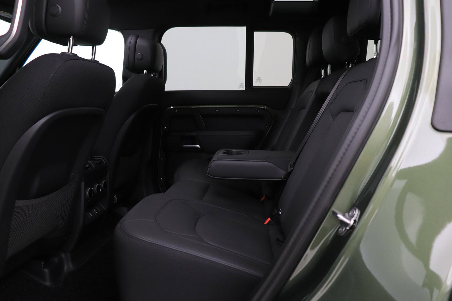 Land Rover Defender 2.0 P300e 110 X | FACELIFT | Explorer Pack | ClearSight | Meridian Surround | Trekhaak | Luchtvering | Koelbox | Panoramadak