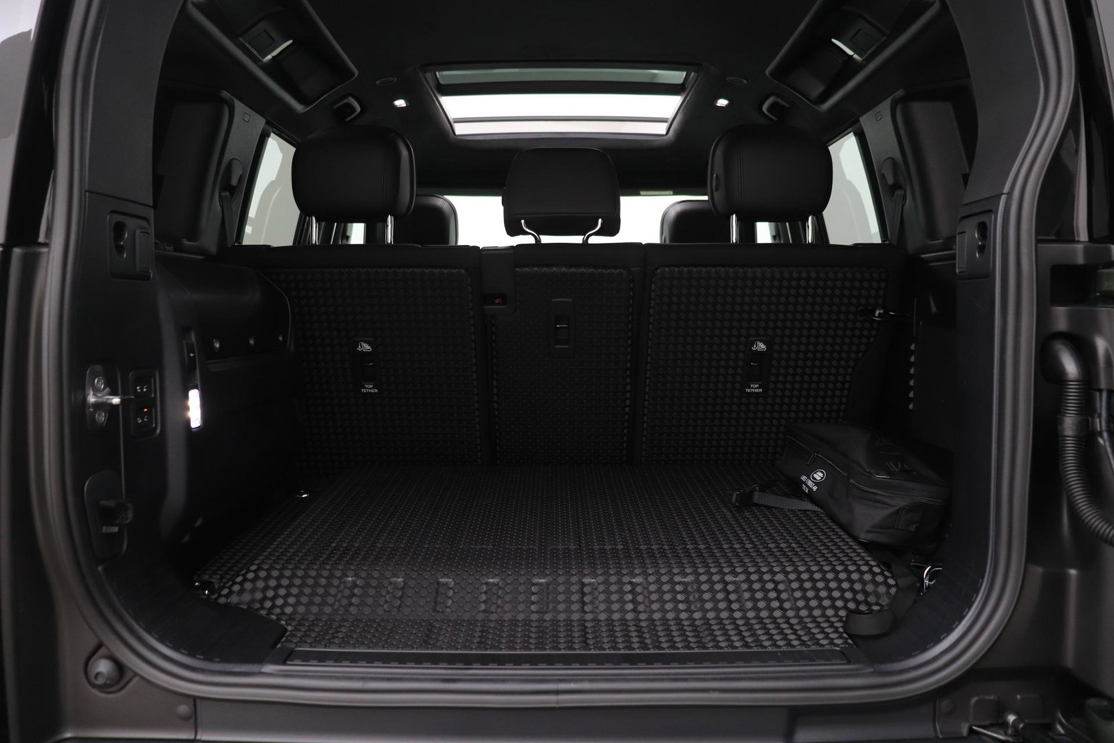 Land Rover Defender 2.0 P300e 110 X | FACELIFT | Explorer Pack | ClearSight | Meridian Surround | Trekhaak | Luchtvering | Koelbox | Panoramadak