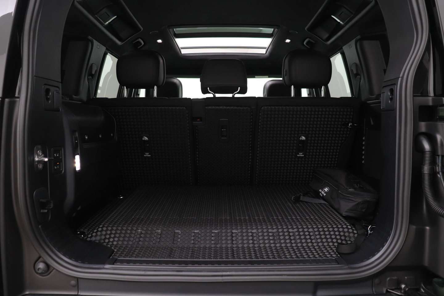 Land Rover Defender 2.0 P300e 110 X | FACELIFT | Explorer Pack | ClearSight | Meridian Surround | Trekhaak | Luchtvering | Koelbox | Panoramadak