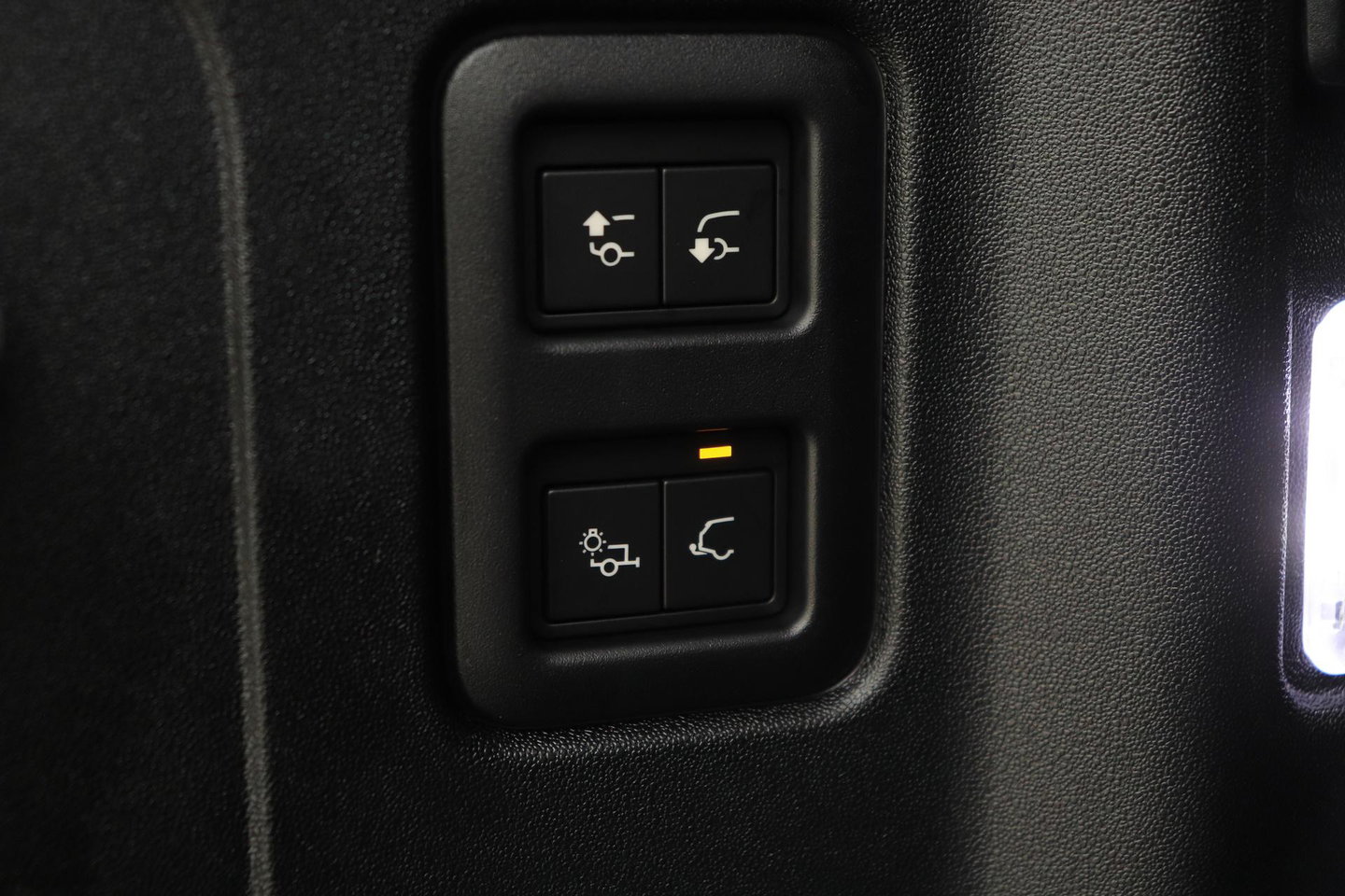 Land Rover Defender 2.0 P300e 110 X | FACELIFT | Explorer Pack | ClearSight | Meridian Surround | Trekhaak | Luchtvering | Koelbox | Panoramadak