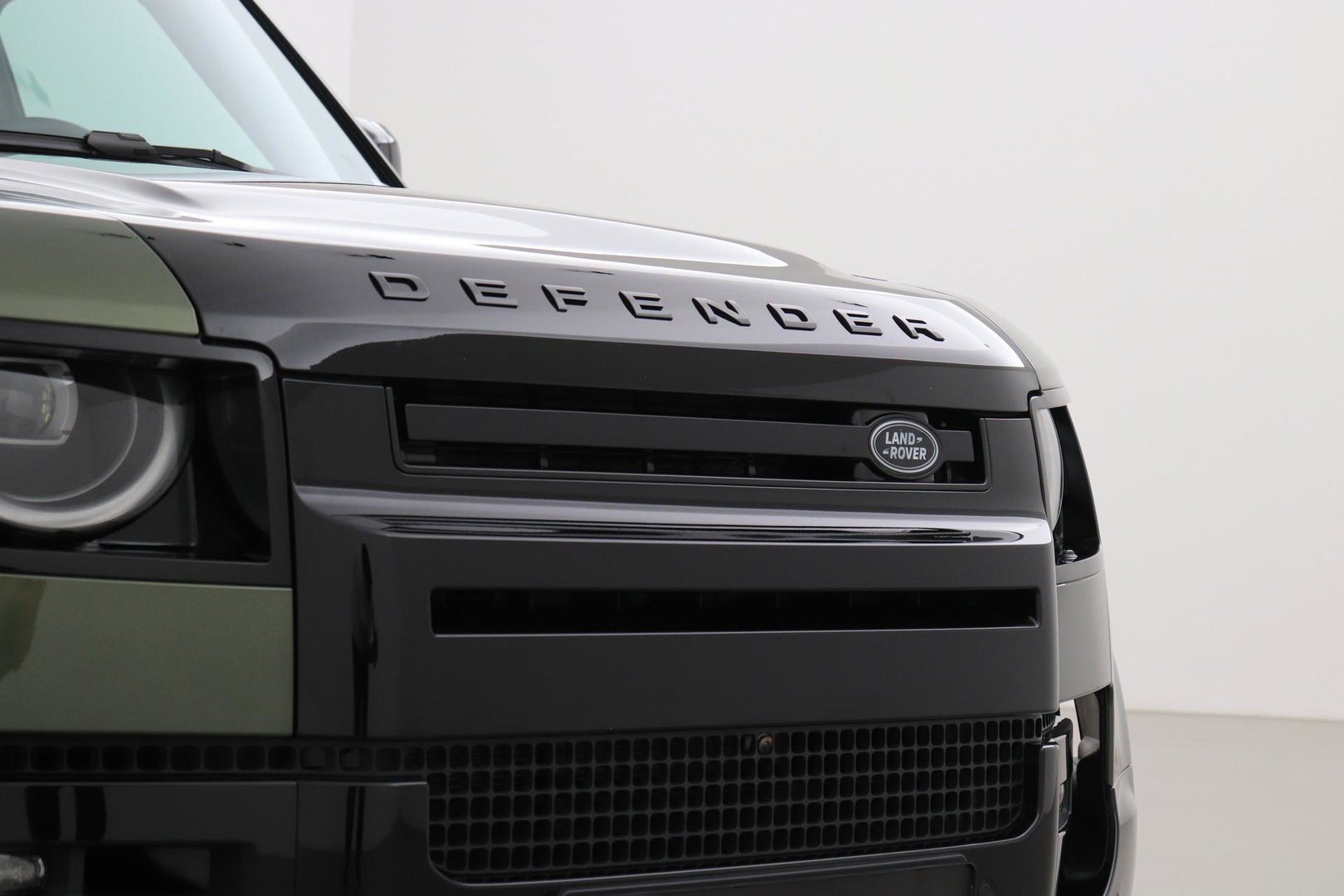Land Rover Defender 2.0 P300e 110 X | FACELIFT | Explorer Pack | ClearSight | Meridian Surround | Trekhaak | Luchtvering | Koelbox | Panoramadak