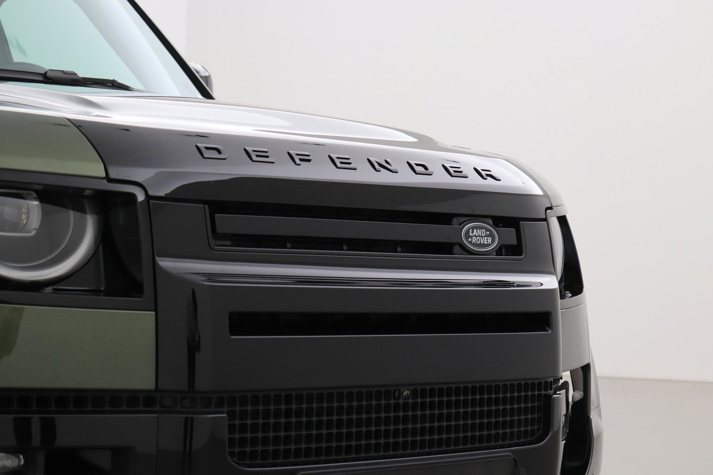 Land Rover Defender 2.0 P300e 110 X | FACELIFT | Explorer Pack | ClearSight | Meridian Surround | Trekhaak | Luchtvering | Koelbox | Panoramadak