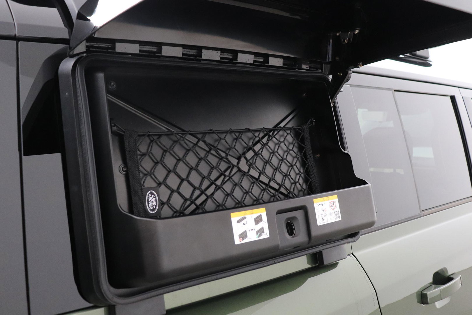 Land Rover Defender 2.0 P300e 110 X | FACELIFT | Explorer Pack | ClearSight | Meridian Surround | Trekhaak | Luchtvering | Koelbox | Panoramadak
