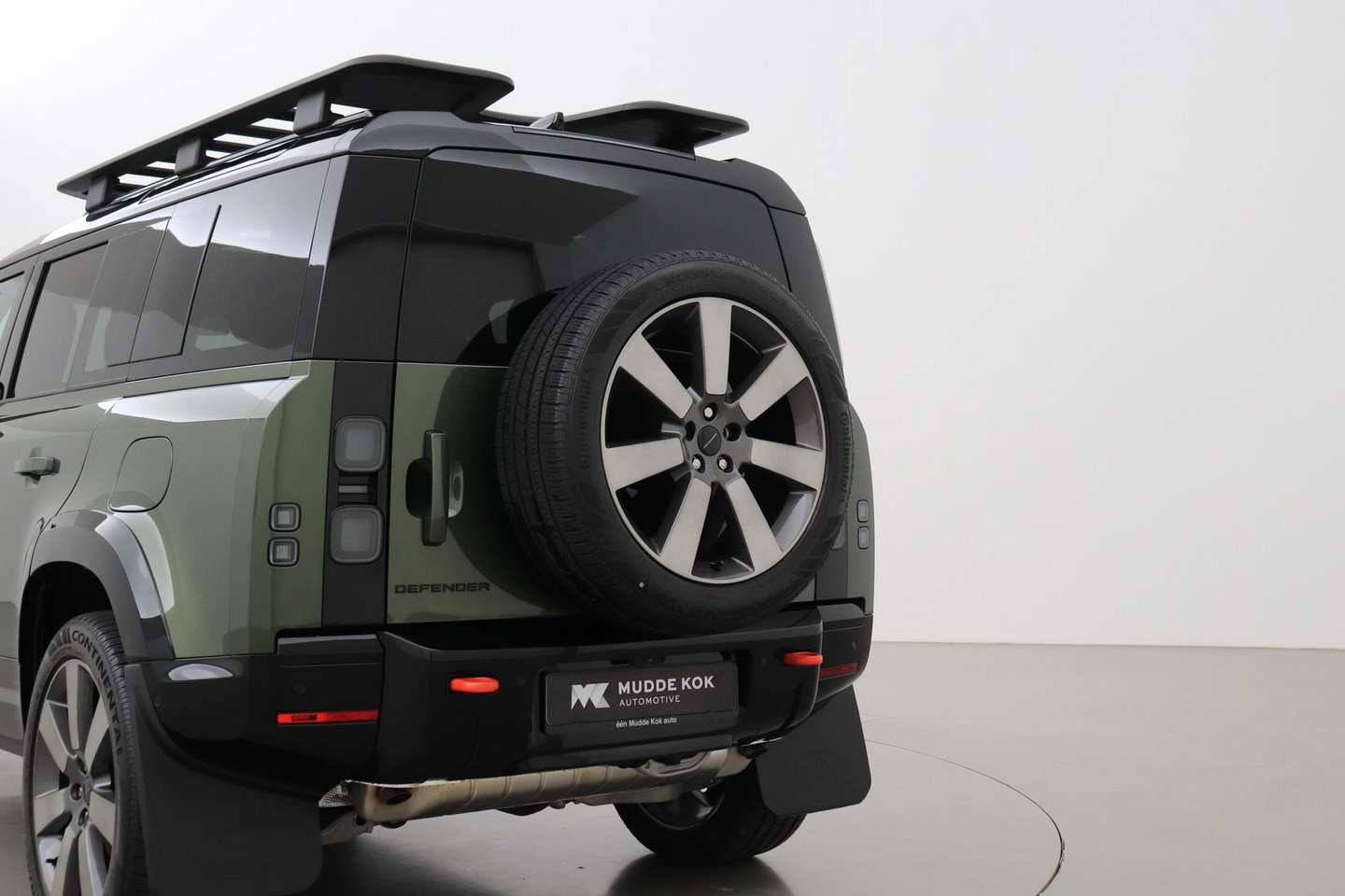 Land Rover Defender 2.0 P300e 110 X | FACELIFT | Explorer Pack | ClearSight | Meridian Surround | Trekhaak | Luchtvering | Koelbox | Panoramadak
