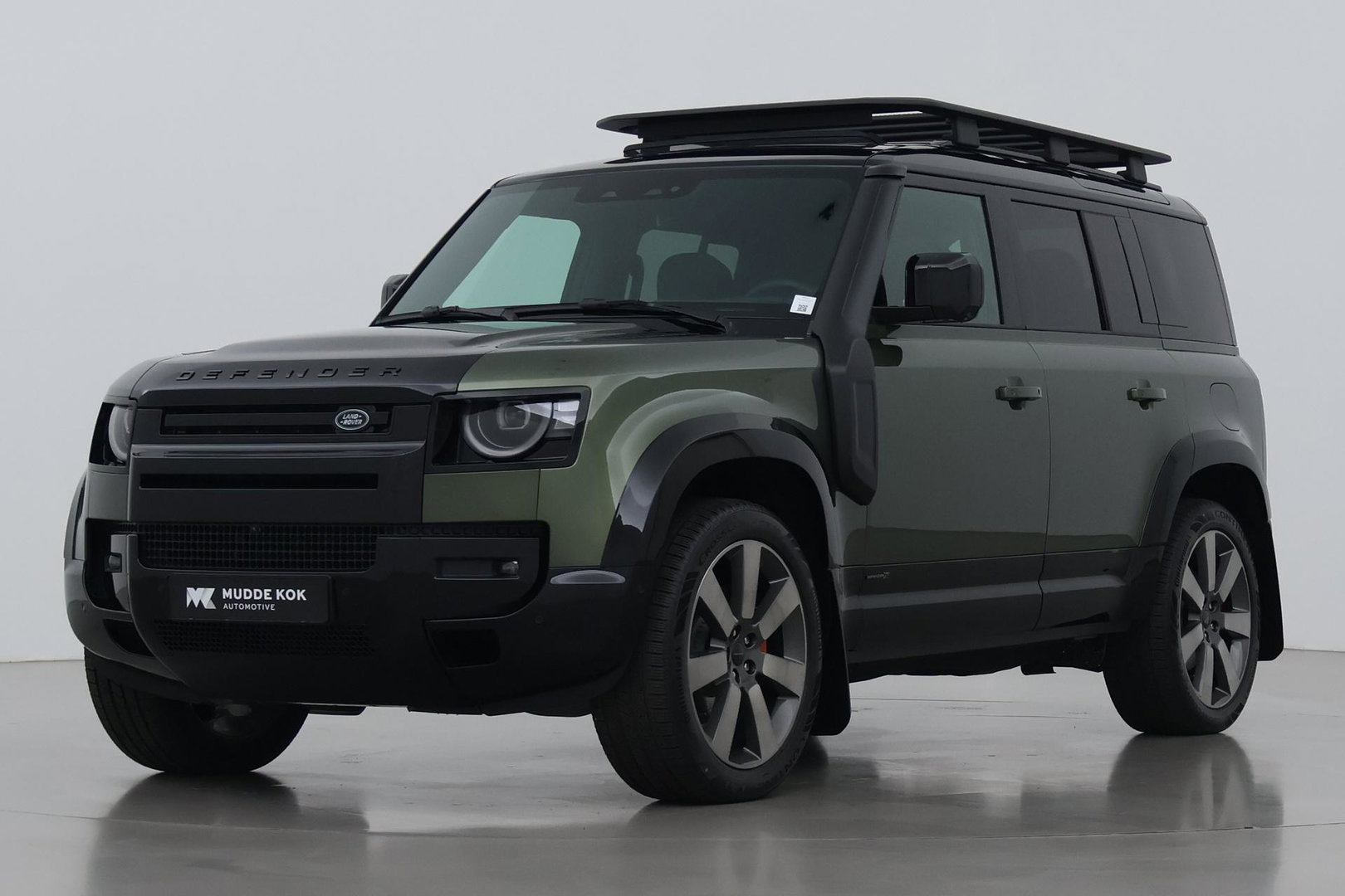 Land Rover Defender 2.0 P300e 110 X | FACELIFT | Explorer Pack | ClearSight | Meridian Surround | Trekhaak | Luchtvering | Koelbox | Panoramadak