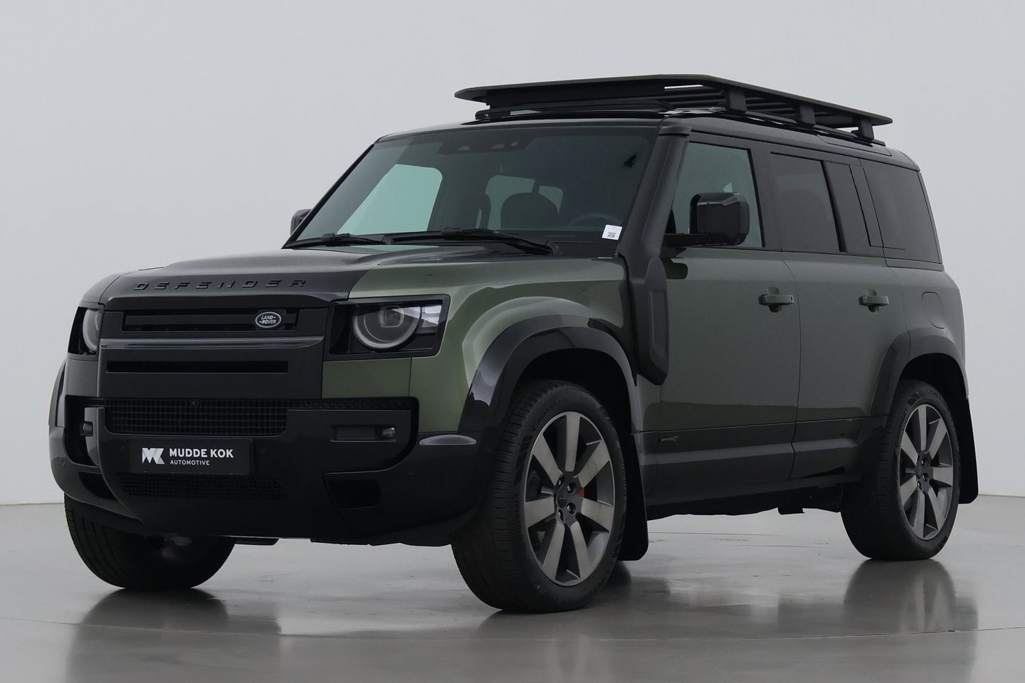 Land Rover Defender 2.0 P300e 110 X | FACELIFT | Explorer Pack | ClearSight | Meridian Surround | Trekhaak | Luchtvering | Koelbox | Panoramadak