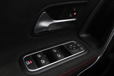 Mercedes-Benz CLA Shooting Brake 180 Advantage | Camera | PDC V+A | Stoelverwarming | Getint Glas | 18 Inch