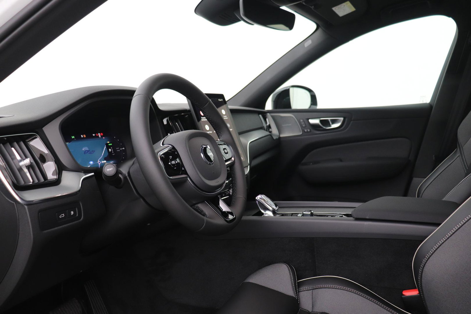 Volvo XC60 T8 Plug-in hybrid Plus Black Edition | FACELIFT | 360° Camera | harman/kardon | ACC | Stoel+Stuurverwarming | BLIS