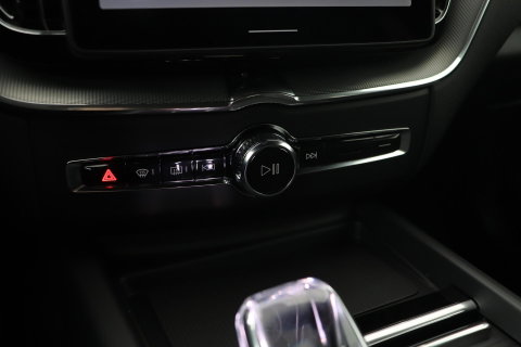 Volvo XC60 T8 Plug-in hybrid Plus Black Edition | FACELIFT | 360° Camera | harman/kardon | ACC | Stoel+Stuurverwarming | BLIS