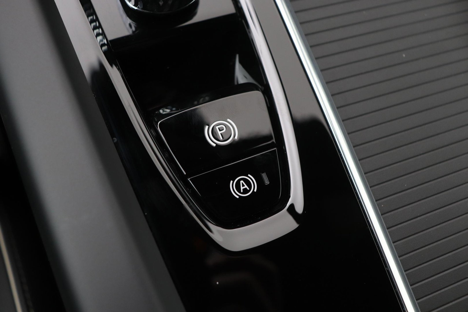 Volvo XC60 T8 Plug-in hybrid Plus Black Edition | FACELIFT | 360° Camera | harman/kardon | ACC | Stoel+Stuurverwarming | BLIS