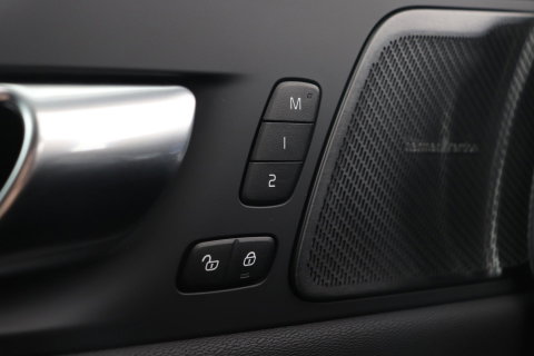 Volvo XC60 T8 Plug-in hybrid Plus Black Edition | FACELIFT | 360° Camera | harman/kardon | ACC | Stoel+Stuurverwarming | BLIS