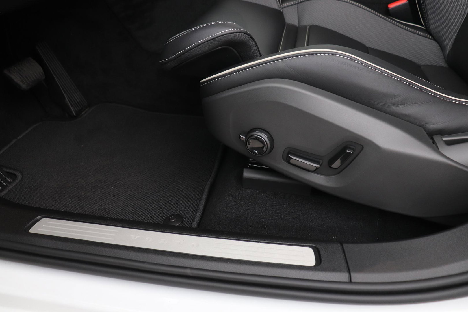 Volvo XC60 T8 Plug-in hybrid Plus Black Edition | FACELIFT | 360° Camera | harman/kardon | ACC | Stoel+Stuurverwarming | BLIS