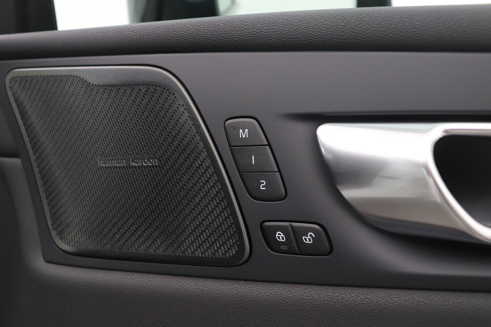 Volvo XC60 T8 Plug-in hybrid Plus Black Edition | FACELIFT | 360° Camera | harman/kardon | ACC | Stoel+Stuurverwarming | BLIS