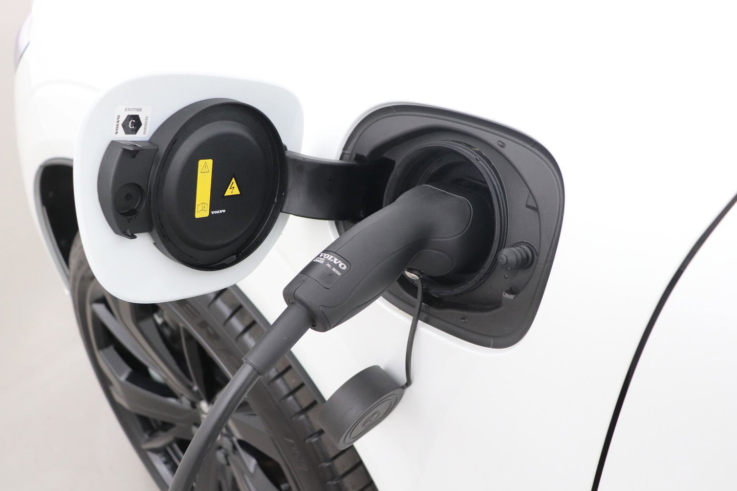 Volvo XC60 T8 Plug-in hybrid Plus Black Edition | FACELIFT | 360° Camera | harman/kardon | ACC | Stoel+Stuurverwarming | BLIS