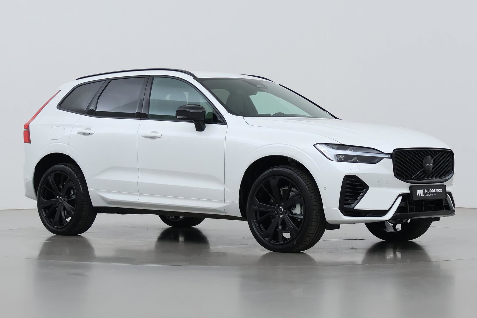 Volvo XC60 T8 Plug-in hybrid Plus Black Edition | FACELIFT | 360° Camera | harman/kardon | ACC | Stoel+Stuurverwarming | BLIS