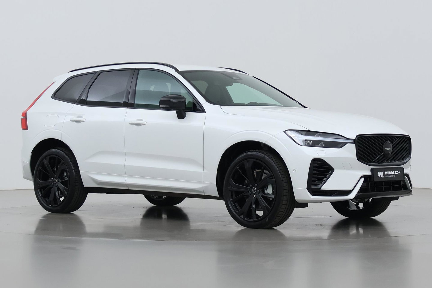 Volvo XC60 T8 Plug-in hybrid Plus Black Edition | FACELIFT | 360° Camera | harman/kardon | ACC | Stoel+Stuurverwarming | BLIS