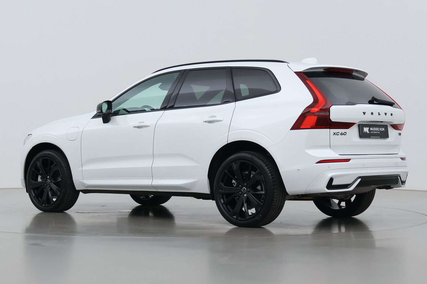 Volvo XC60 T8 Plug-in hybrid Plus Black Edition | FACELIFT | 360° Camera | harman/kardon | ACC | Stoel+Stuurverwarming | BLIS