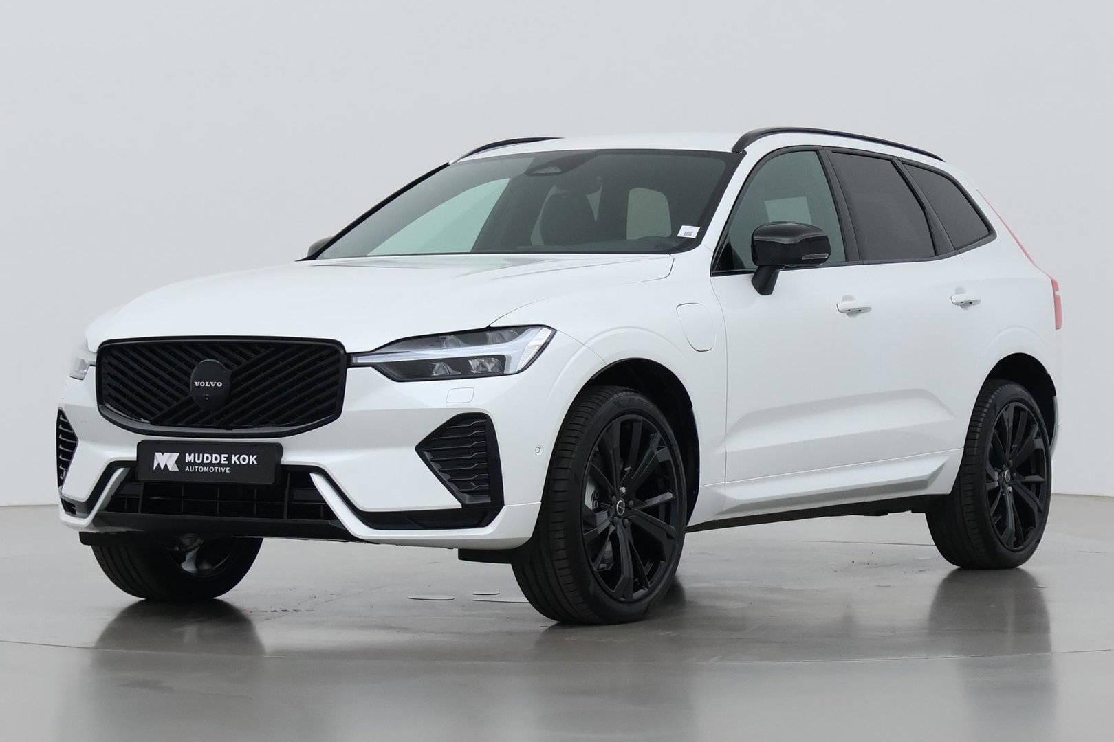 Volvo XC60 T8 Plug-in hybrid Plus Black Edition | FACELIFT | 360° Camera | harman/kardon | ACC | Stoel+Stuurverwarming | BLIS