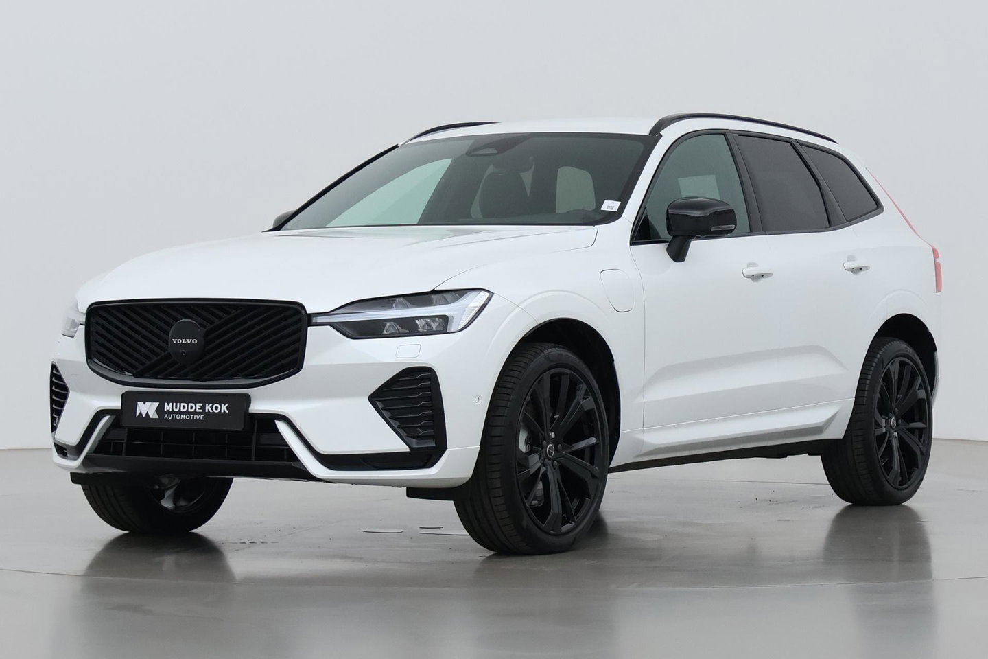 Volvo XC60 T8 Plug-in hybrid Plus Black Edition | FACELIFT | 360° Camera | harman/kardon | ACC | Stoel+Stuurverwarming | BLIS