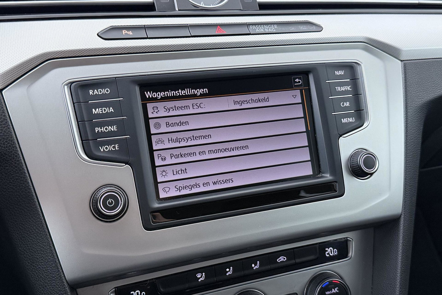 Volkswagen Passat Variant 1.4 TSI Comfortline | Trekhaak | LED | Keyless-Go | 3-Zone Climate | PDC Voor+Achter | Cruise Control