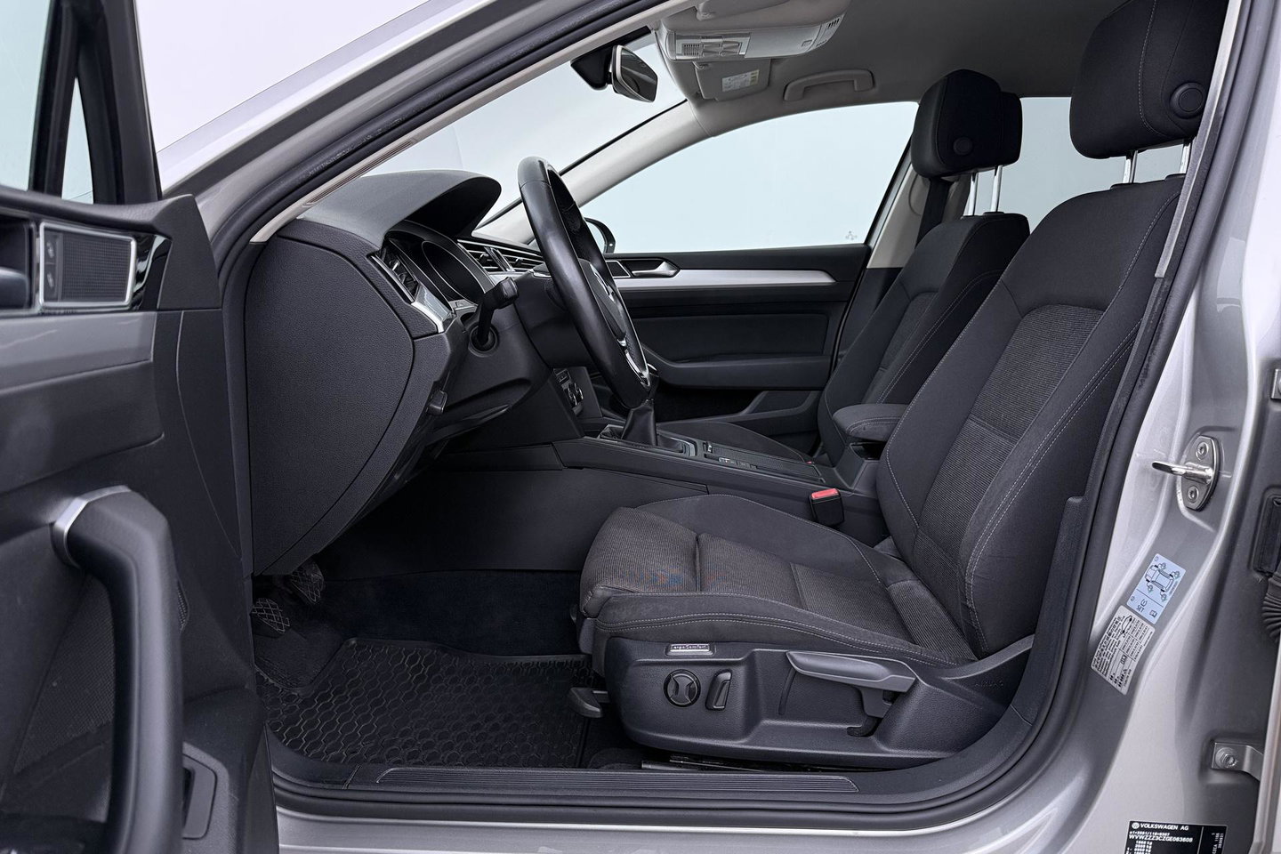 Volkswagen Passat Variant 1.4 TSI Comfortline | Trekhaak | LED | Keyless-Go | 3-Zone Climate | PDC Voor+Achter | Cruise Control