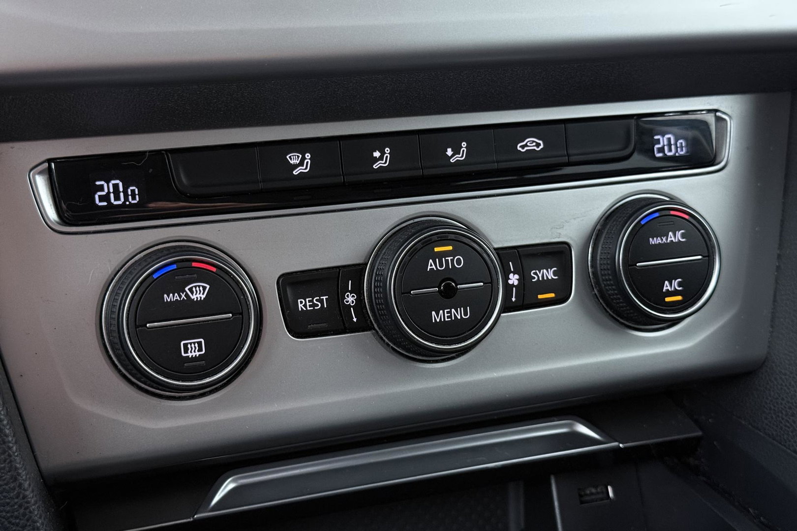 Volkswagen Passat Variant 1.4 TSI Comfortline | Trekhaak | LED | Keyless-Go | 3-Zone Climate | PDC Voor+Achter | Cruise Control