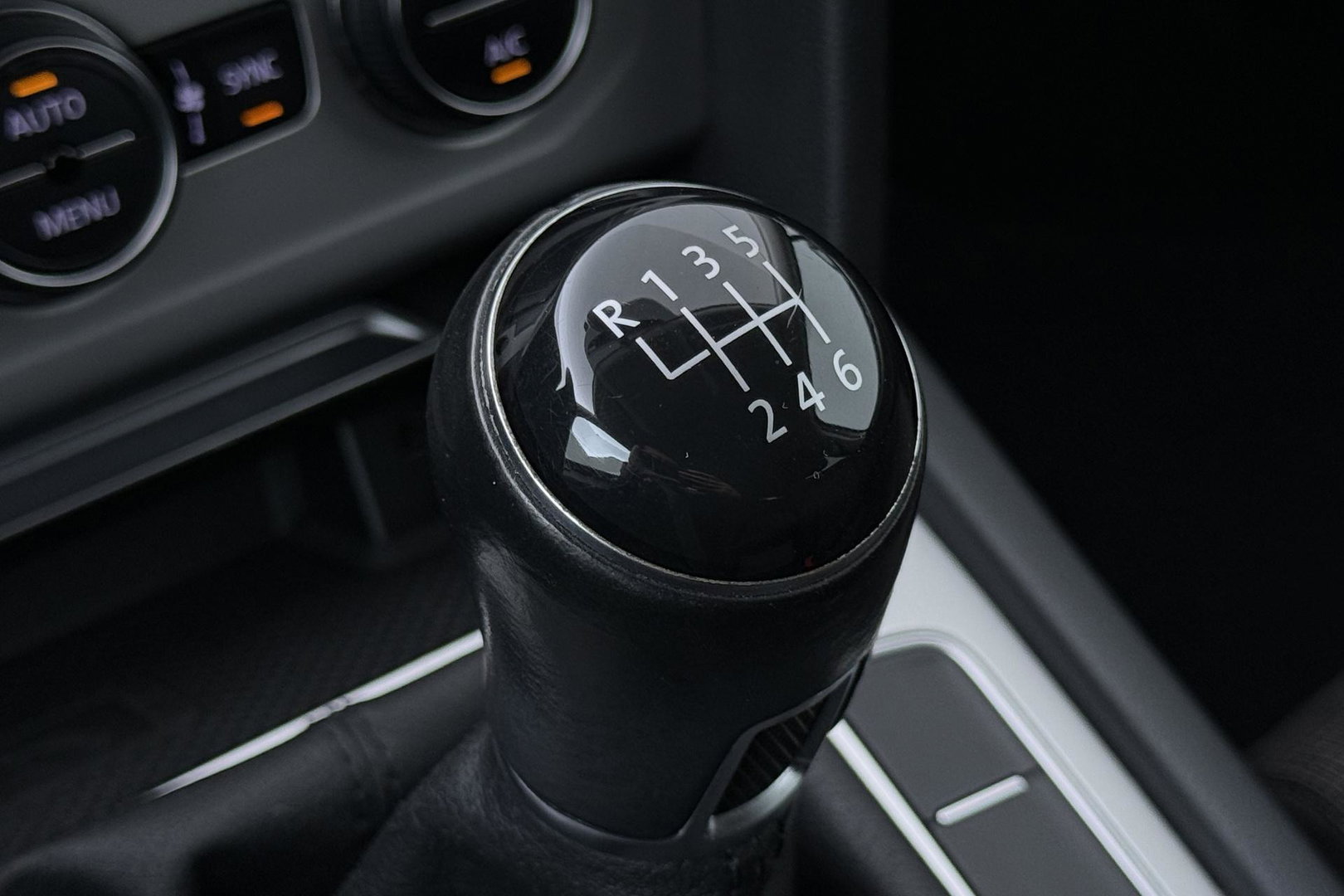 Volkswagen Passat Variant 1.4 TSI Comfortline | Trekhaak | LED | Keyless-Go | 3-Zone Climate | PDC Voor+Achter | Cruise Control