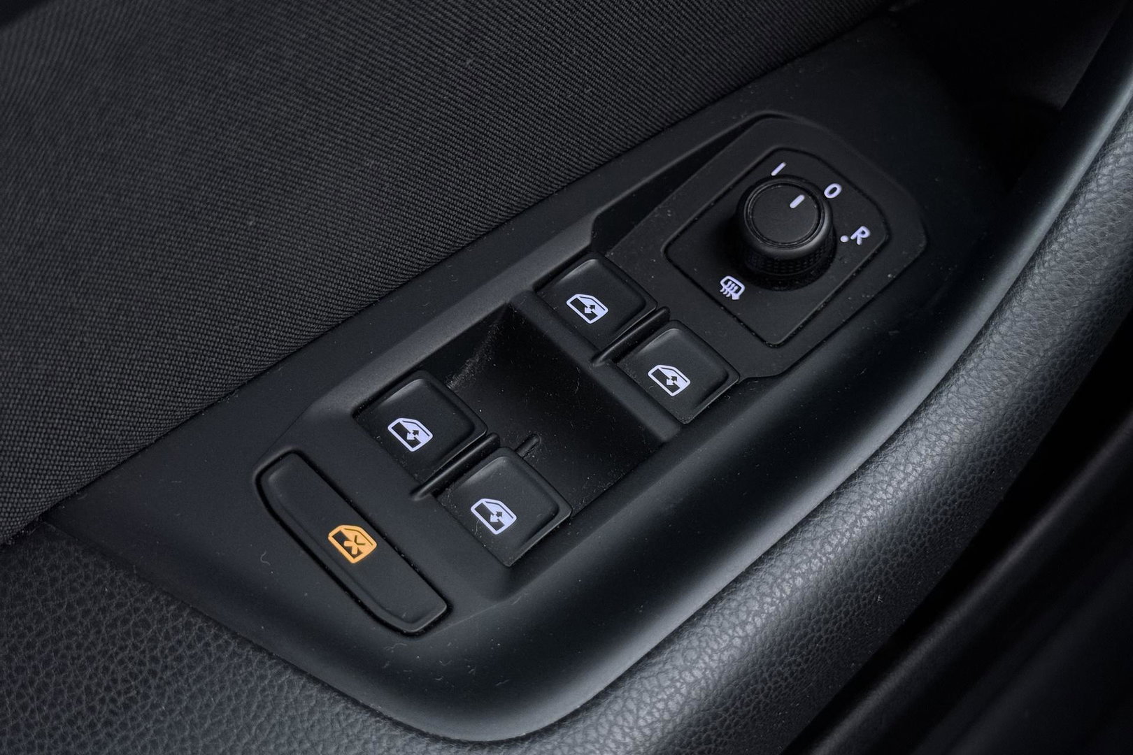 Volkswagen Passat Variant 1.4 TSI Comfortline | Trekhaak | LED | Keyless-Go | 3-Zone Climate | PDC Voor+Achter | Cruise Control