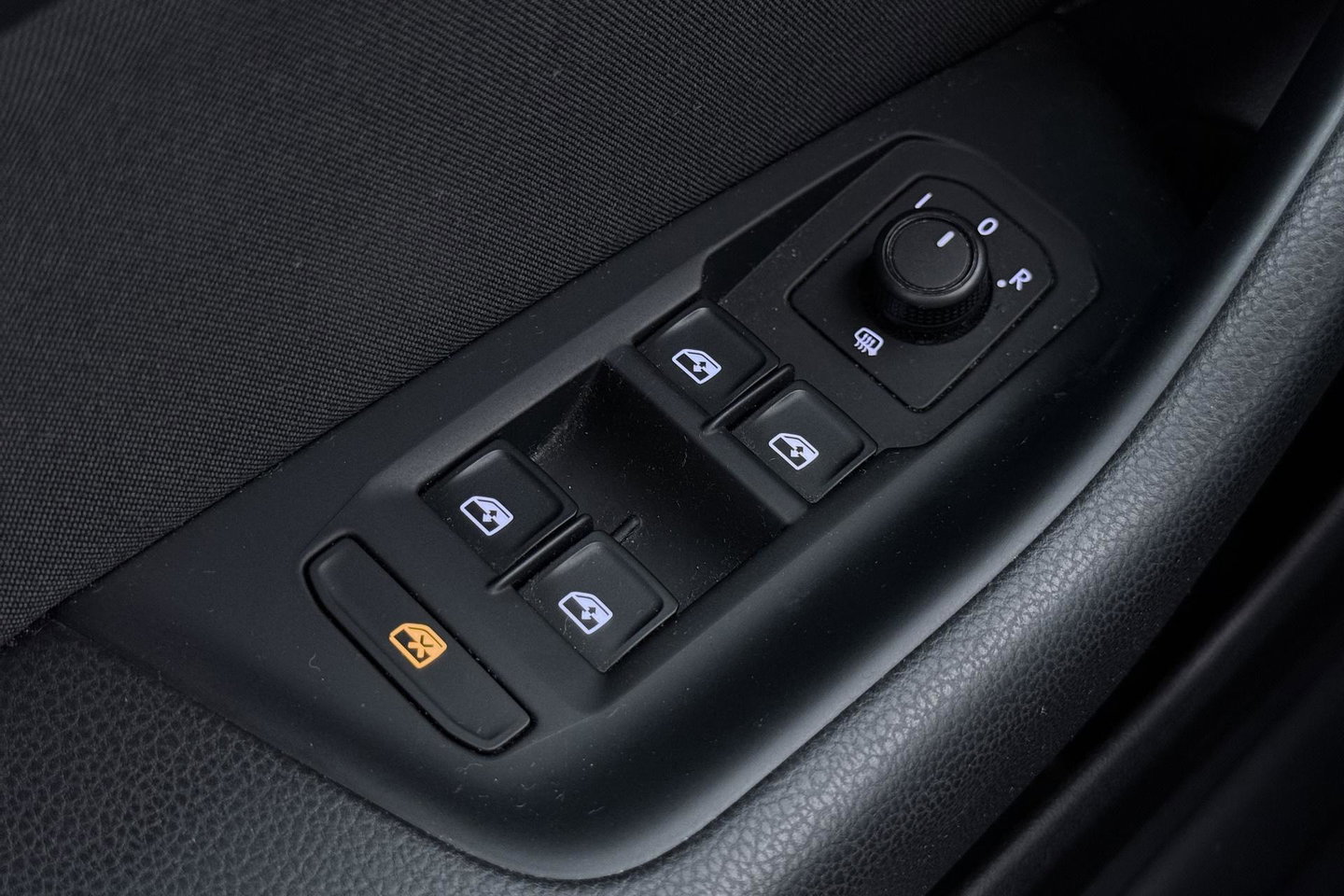 Volkswagen Passat Variant 1.4 TSI Comfortline | Trekhaak | LED | Keyless-Go | 3-Zone Climate | PDC Voor+Achter | Cruise Control