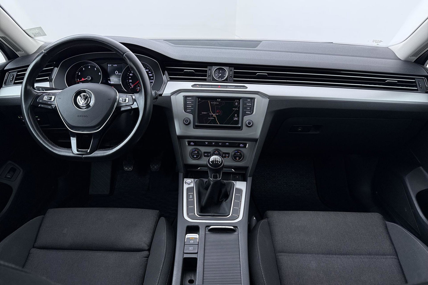 Volkswagen Passat Variant 1.4 TSI Comfortline | Trekhaak | LED | Keyless-Go | 3-Zone Climate | PDC Voor+Achter | Cruise Control