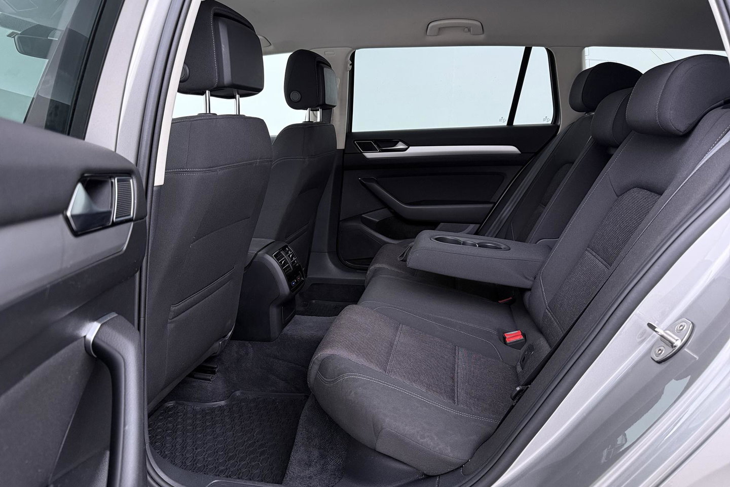 Volkswagen Passat Variant 1.4 TSI Comfortline | Trekhaak | LED | Keyless-Go | 3-Zone Climate | PDC Voor+Achter | Cruise Control
