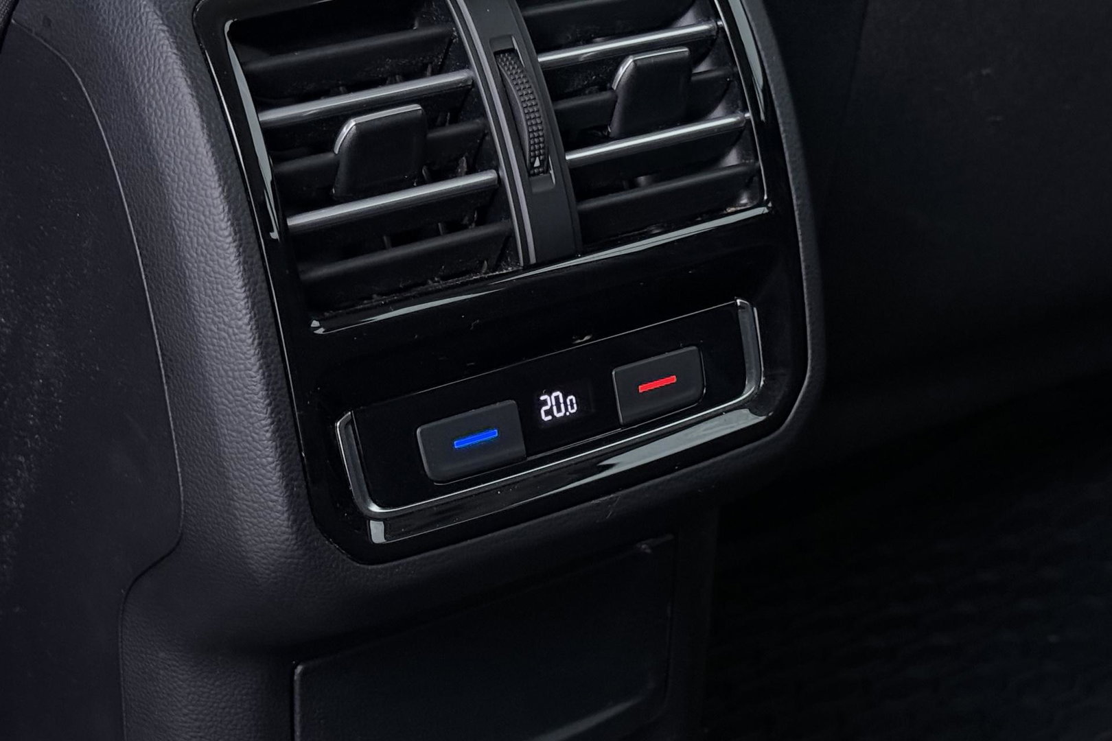 Volkswagen Passat Variant 1.4 TSI Comfortline | Trekhaak | LED | Keyless-Go | 3-Zone Climate | PDC Voor+Achter | Cruise Control