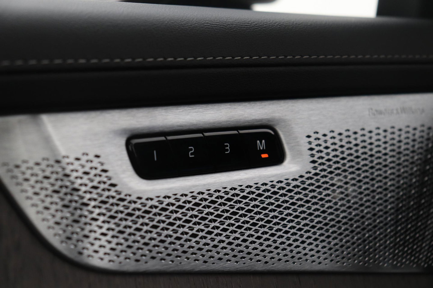 Volvo XC90 T8 Plug-in hybrid Ultra Bright | Bowers&Wilkins | Luchtvering | Massage | 22 Inch | Trekhaak | Head-Up
