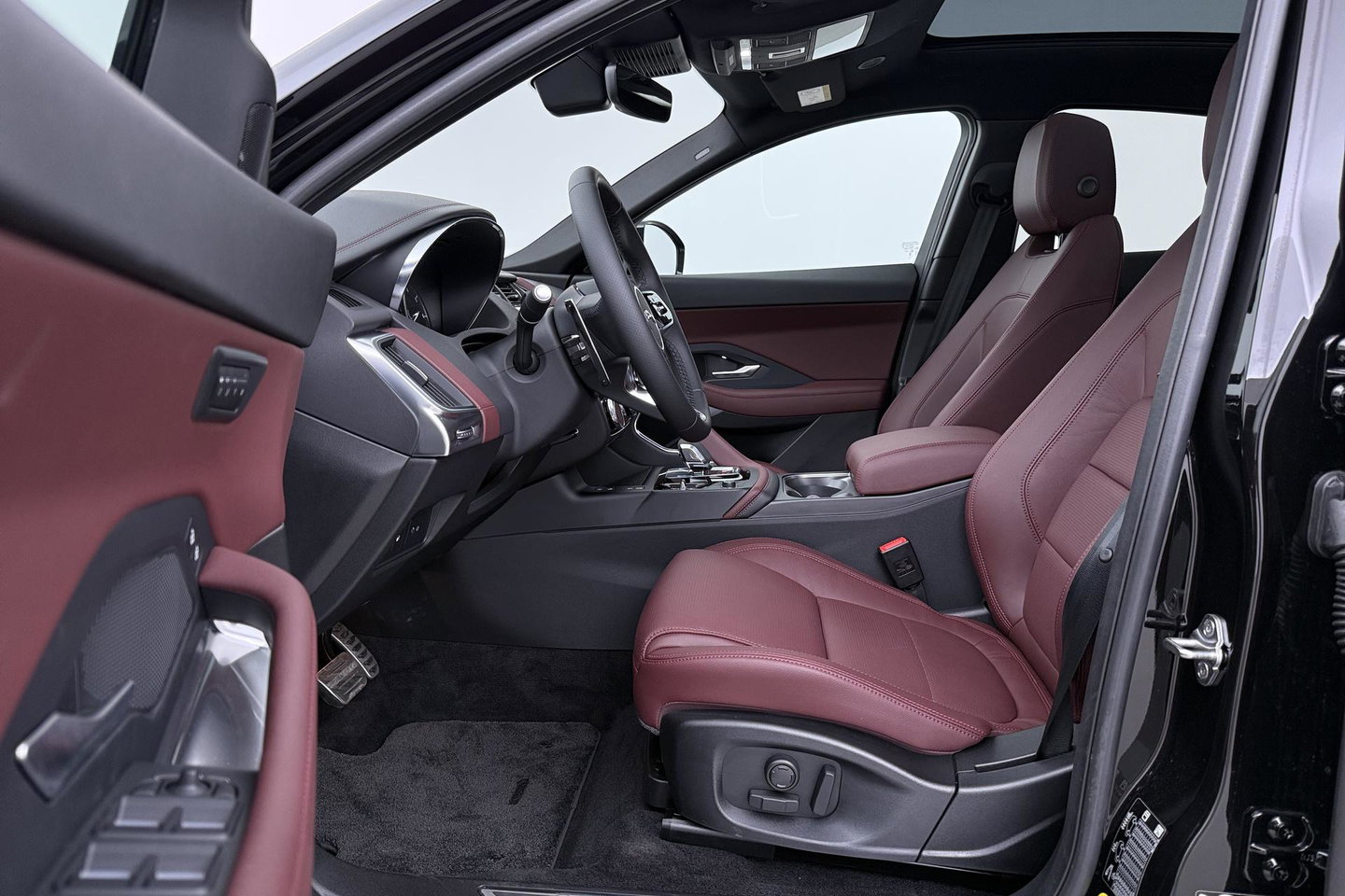 Jaguar E-PACE P300e AWD R-Dynamic S | ACC | Panoramadak | Memory | Camera | Stoelverwarming | 18 inch
