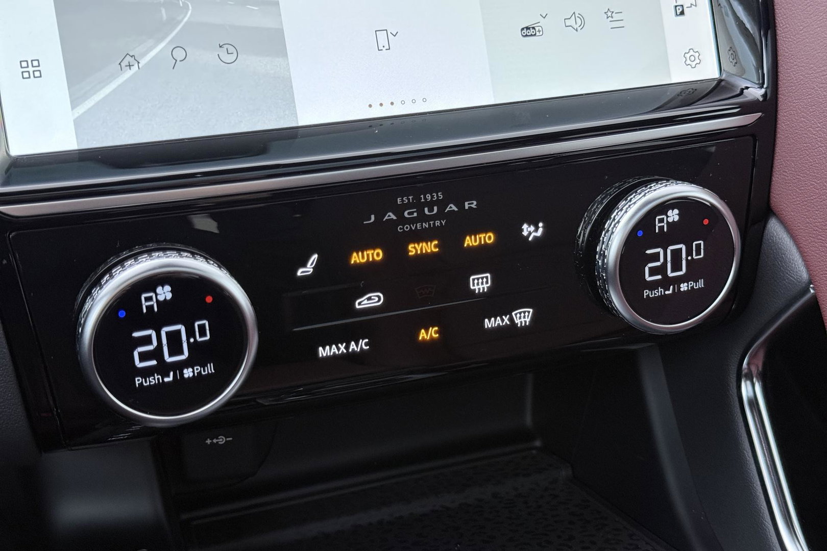 Jaguar E-PACE P300e AWD R-Dynamic S | ACC | Panoramadak | Memory | Camera | Stoelverwarming | 18 inch