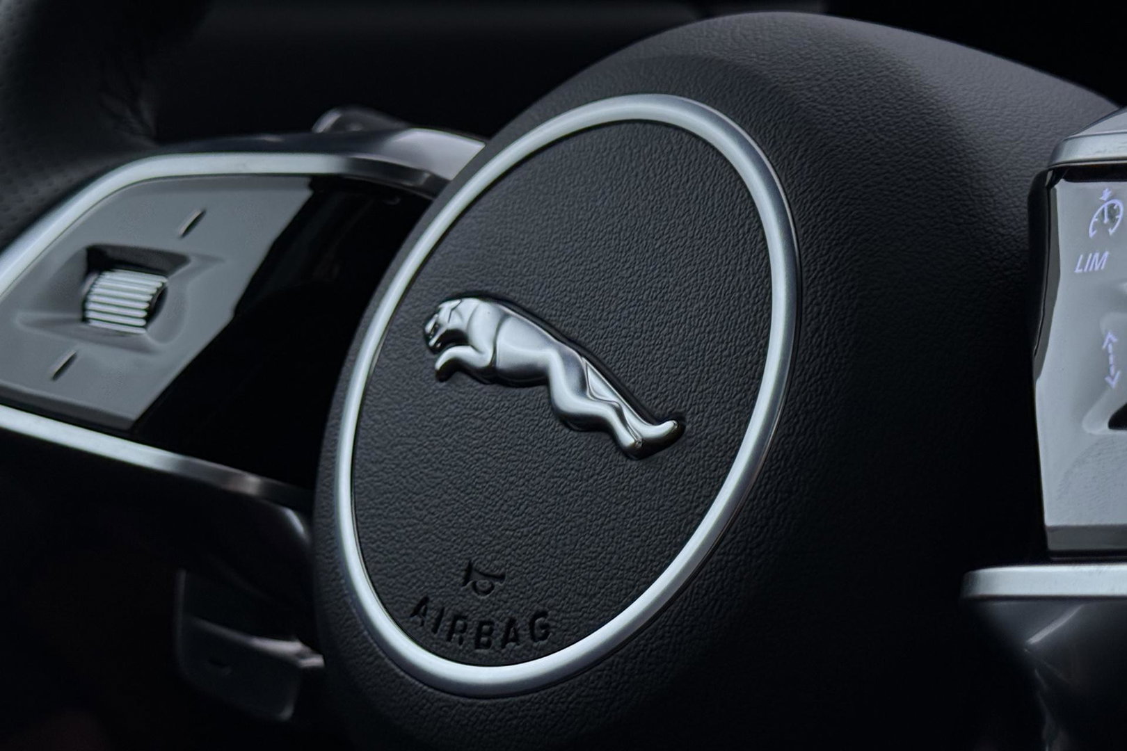 Jaguar E-PACE P300e AWD R-Dynamic S | ACC | Panoramadak | Memory | Camera | Stoelverwarming | 18 inch