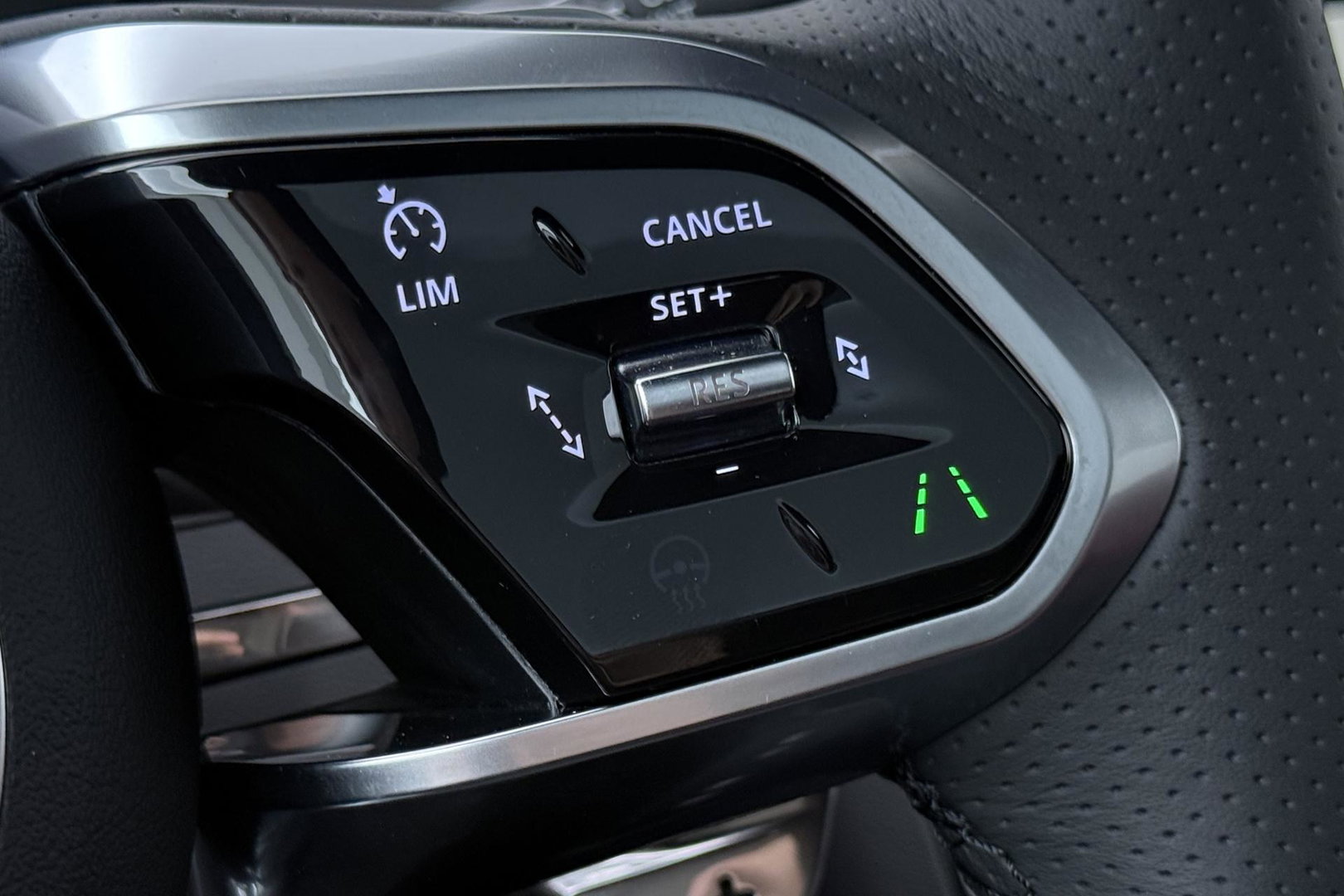 Jaguar E-PACE P300e AWD R-Dynamic S | ACC | Panoramadak | Memory | Camera | Stoelverwarming | 18 inch