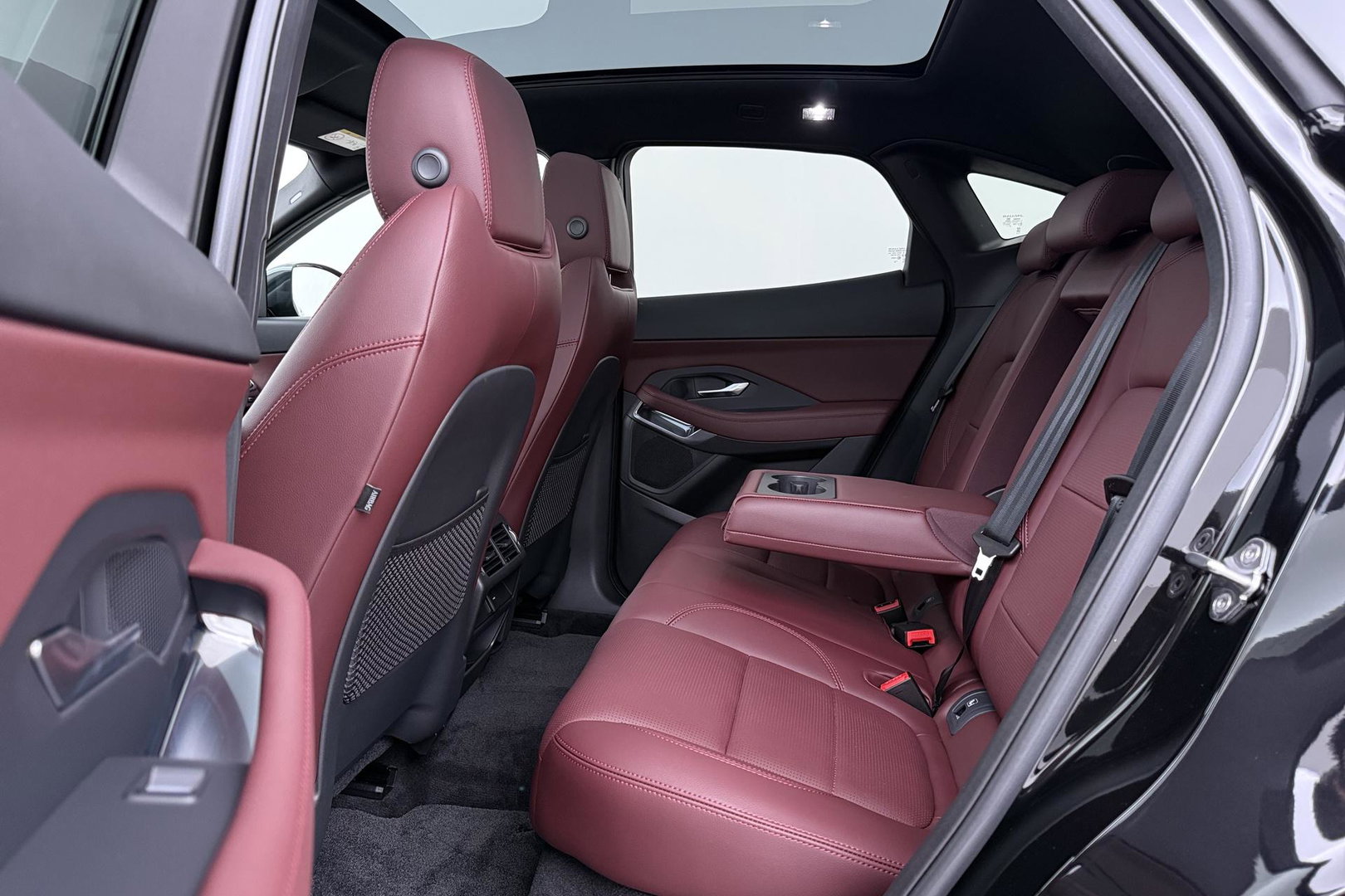 Jaguar E-PACE P300e AWD R-Dynamic S | ACC | Panoramadak | Memory | Camera | Stoelverwarming | 18 inch